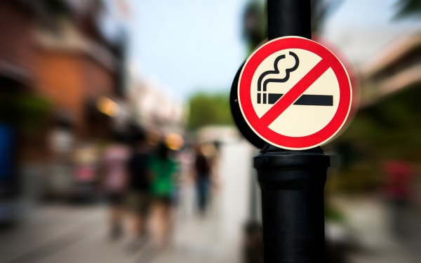 Парламент ограничил курение в общественных местах