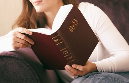 Este îngăduit femeii să învețe în biserică?