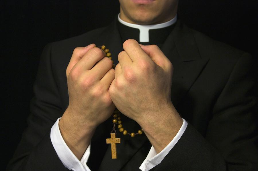 De ce preoţii catolici se dedau la perversiuni sexuale? (4 motive)