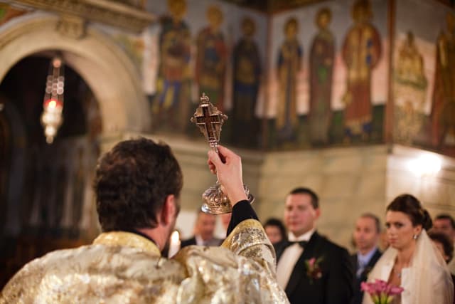 fotografie-de-nunta-miri-preot-cruce-sfintii-de-pe-pereti.jpg