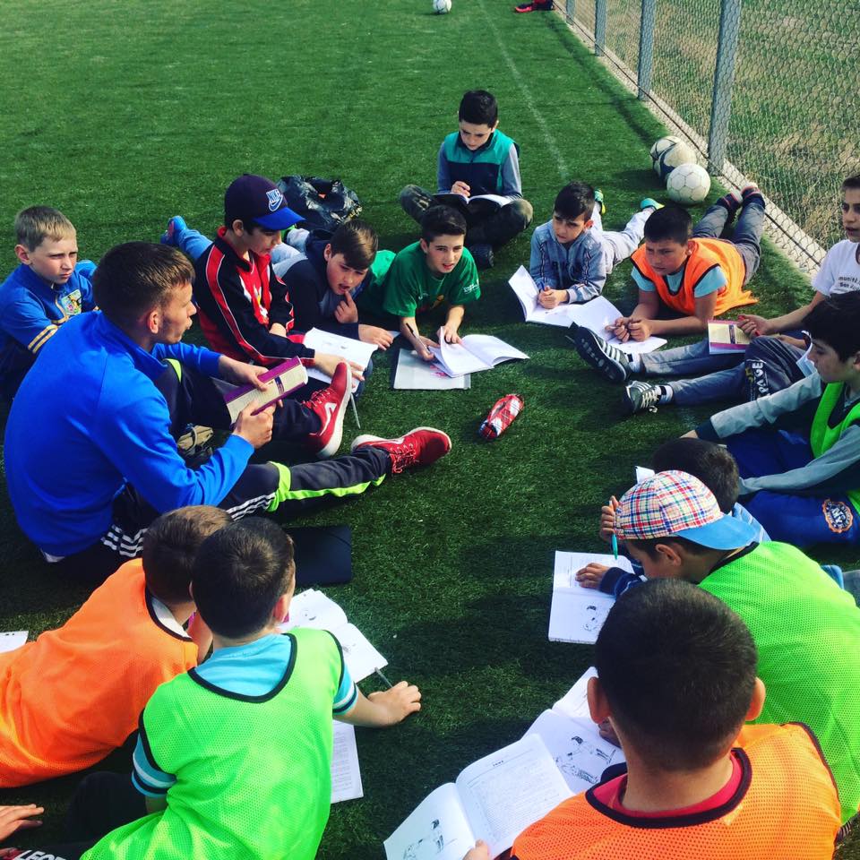 Gheorghe Moldovan predă Biblia la antrenamentele de fotbal