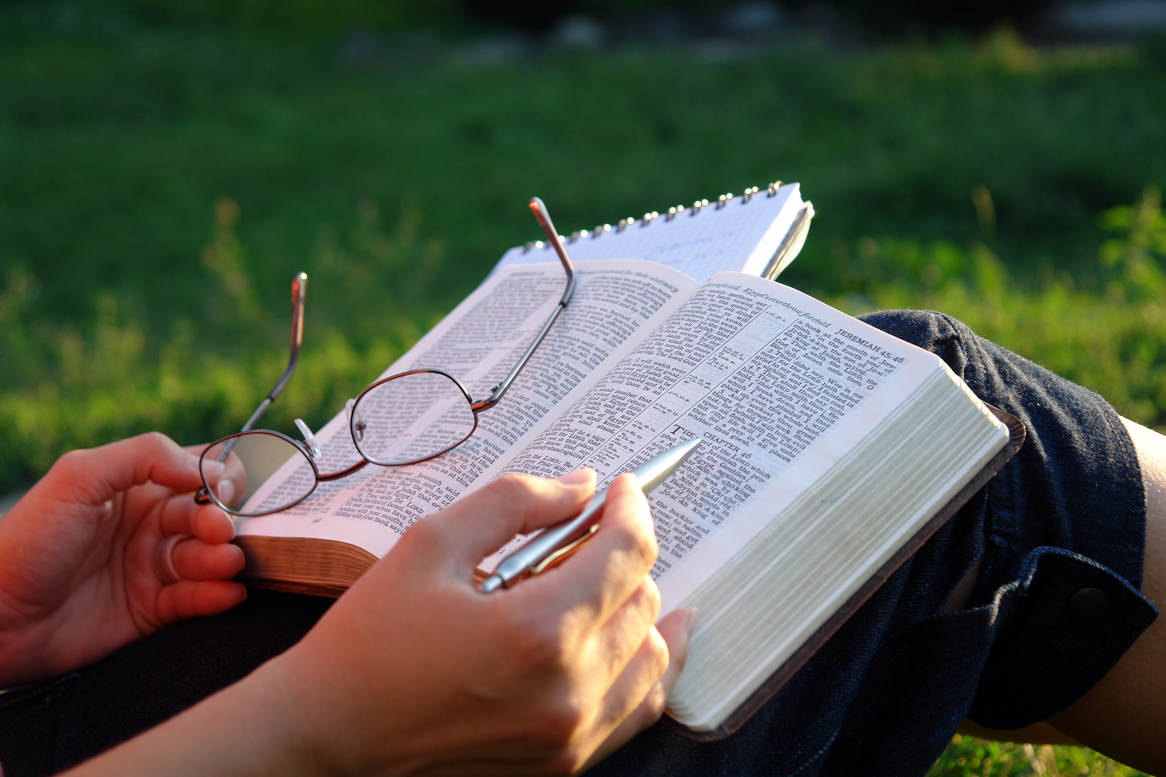 Размышление перевод. Библия в руках. Человек читает Библию. Чтение Библии на природе. Человек с Библией на природе.