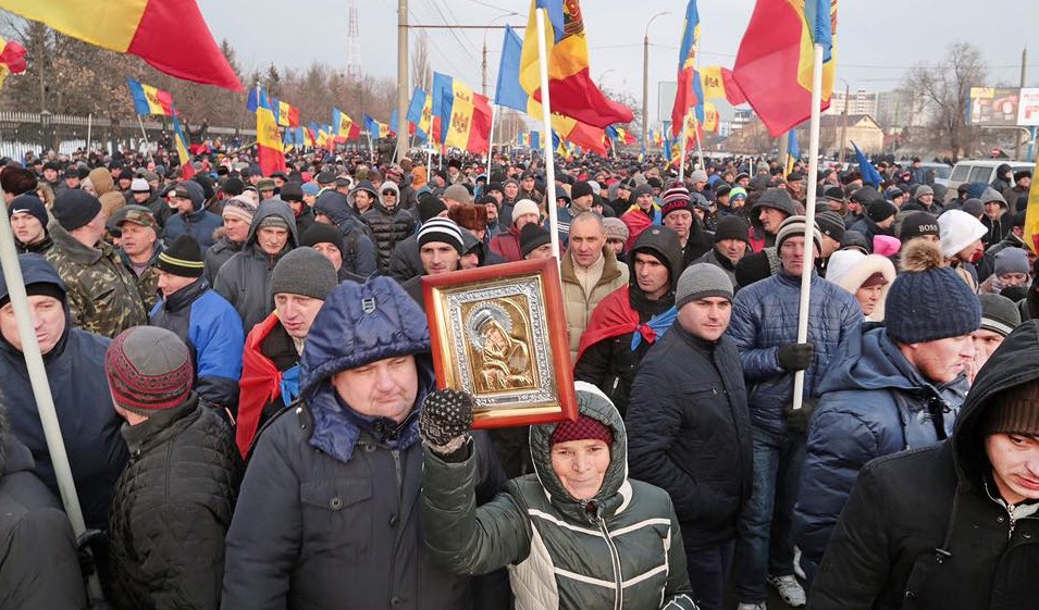 Молдова примера. Человек на площади молдаванин.