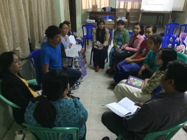 Myanmar - lucrul în grup pentru elaborarea planurilor de predare pentru lecțiile de studiu biblic inductiv