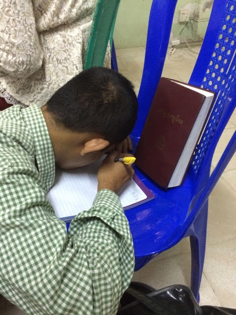 Cum studiază Biblia orbii din Myanmar
