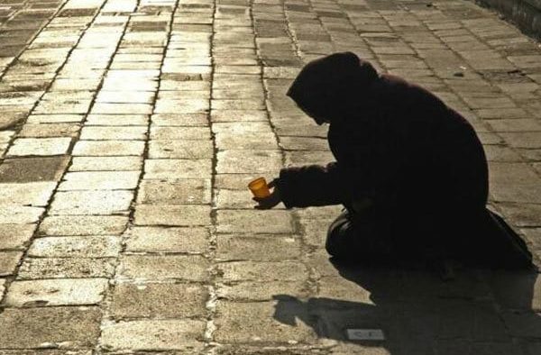 помогать нуждающимся