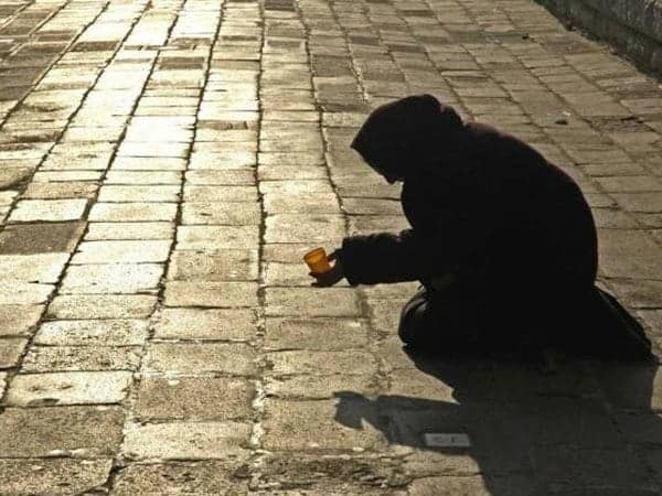 помогать нуждающимся