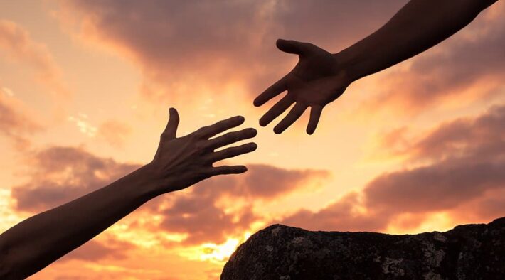 9 Ways Helping Others Change Your Life For Better!
