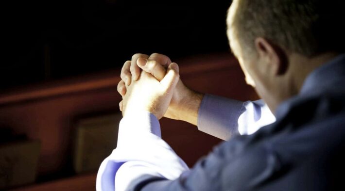 dec75c00-manpraying.jpg